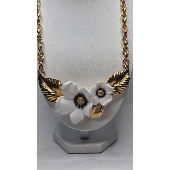 Vintage Louis Féraud Paris White Flower Statement Necklace – Gold Tone Chain... - Picture 2 of 8